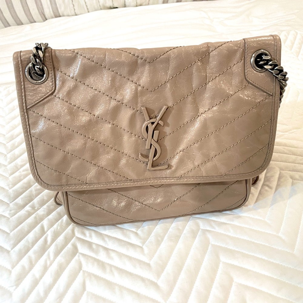 YSL NIKI MEDIUM GOLD SAND - Picture 2 of 12
